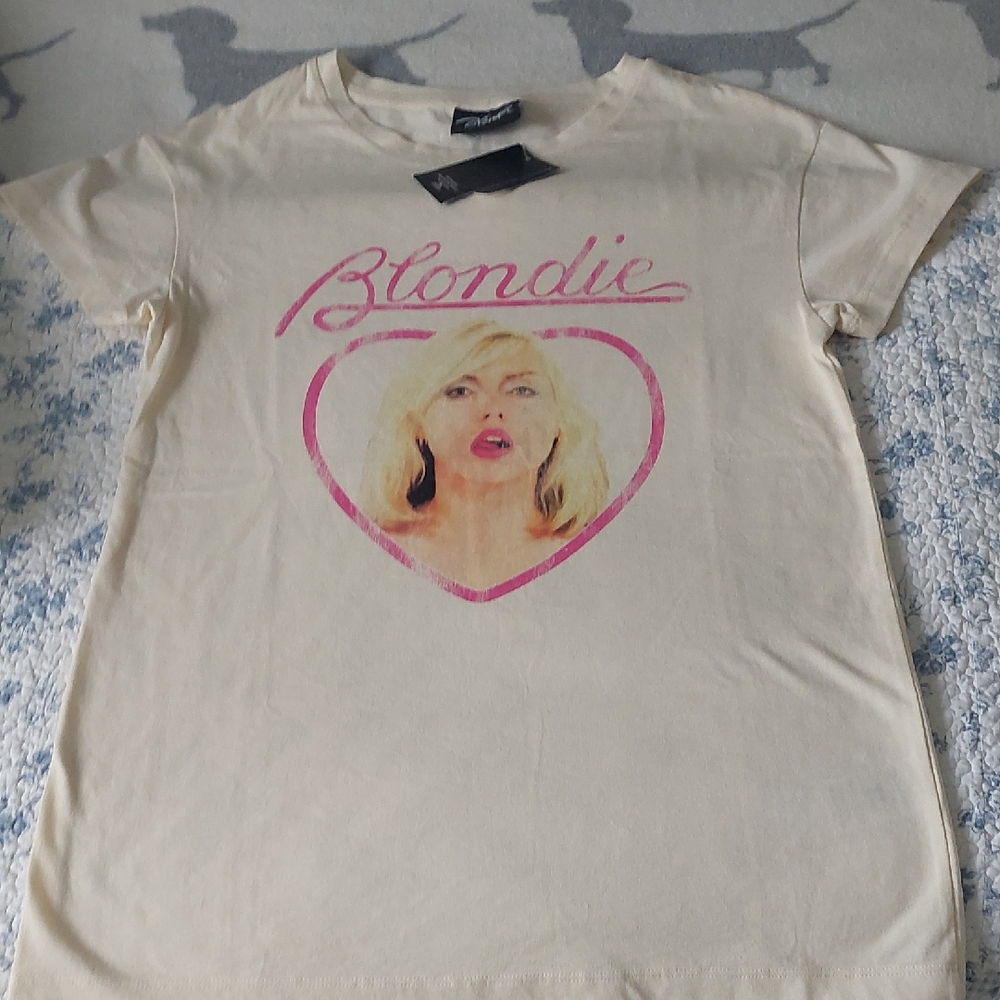 Blondie Graphic Tee - Cream with Pink Heart Portrait